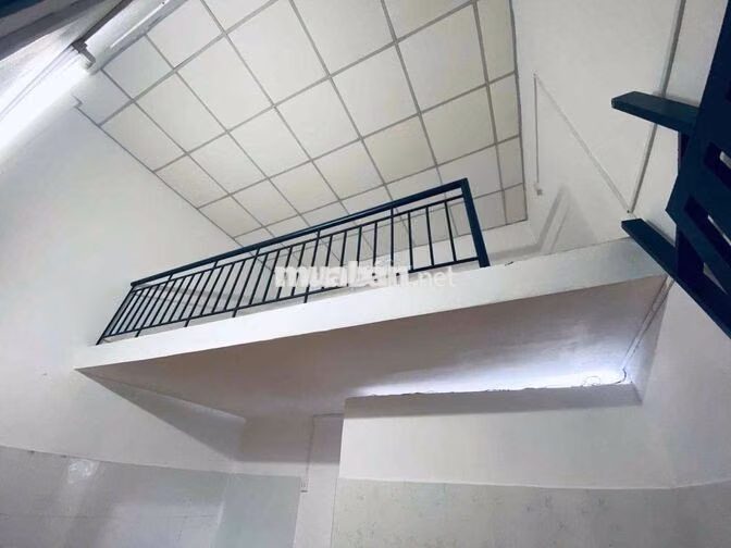 Cho thuê phòng trọ gác cao - Mới sơn sửa mới đẹp - Đỗ Thúc Tịnh P12