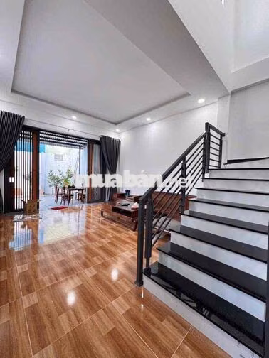 Cho Thuê Nhà Sân Vườn Mới Nguyên Căn 2 Tầng. DT: 142m2 có 3PN, 3WC.