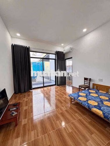 Cho Thuê Nhà Sân Vườn Mới Nguyên Căn 2 Tầng. DT: 142m2 có 3PN, 3WC.