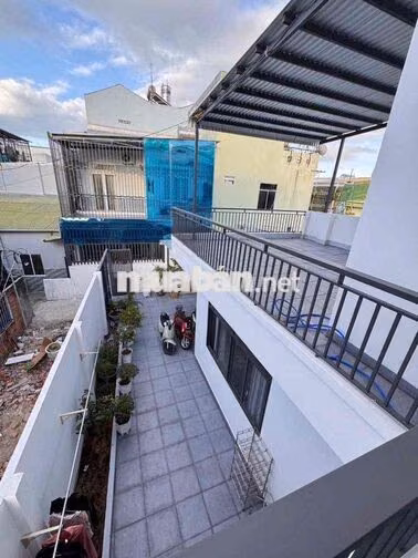 Cho Thuê Nhà Sân Vườn Mới Nguyên Căn 2 Tầng. DT: 142m2 có 3PN, 3WC.