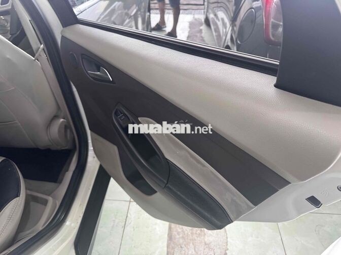 Ford Focus 2013 at Trắng 5 chỗ