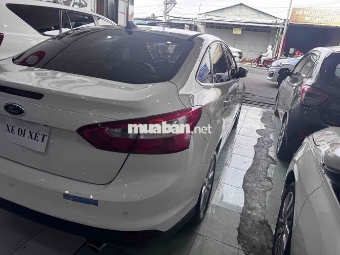 Ford Focus 2013 at Trắng 5 chỗ