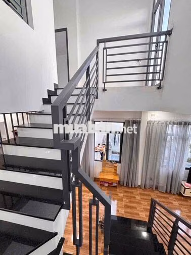 Cho Thuê Nhà Sân Vườn Mới Nguyên Căn 2 Tầng. DT: 142m2 có 3PN, 3WC.