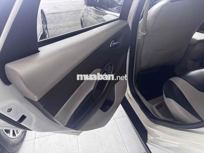 Ford Focus 2013 at Trắng 5 chỗ