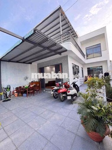 Cho Thuê Nhà Sân Vườn Mới Nguyên Căn 2 Tầng. DT: 142m2 có 3PN, 3WC.