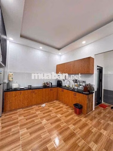 Cho Thuê Nhà Sân Vườn Mới Nguyên Căn 2 Tầng. DT: 142m2 có 3PN, 3WC.