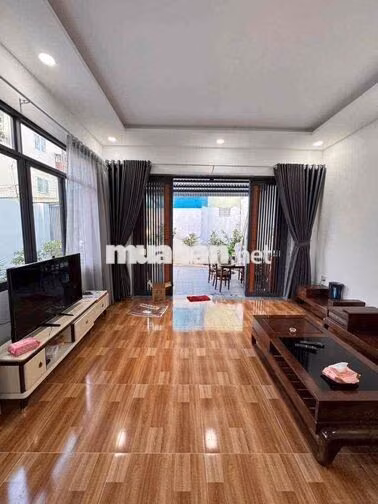 Cho Thuê Nhà Sân Vườn Mới Nguyên Căn 2 Tầng. DT: 142m2 có 3PN, 3WC.