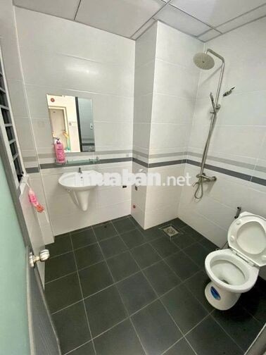 Nhượng lại phòng ban công riêng (phòng thật cần pass thật)