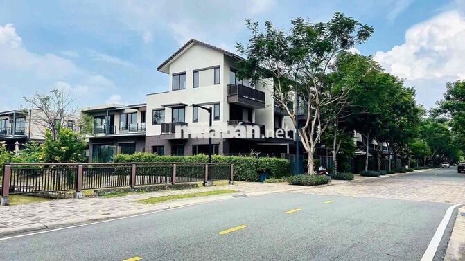 Cho thuê nhà phố vườn 1 trệt 2 lầu khu đô thị Waterpoint Nam Long