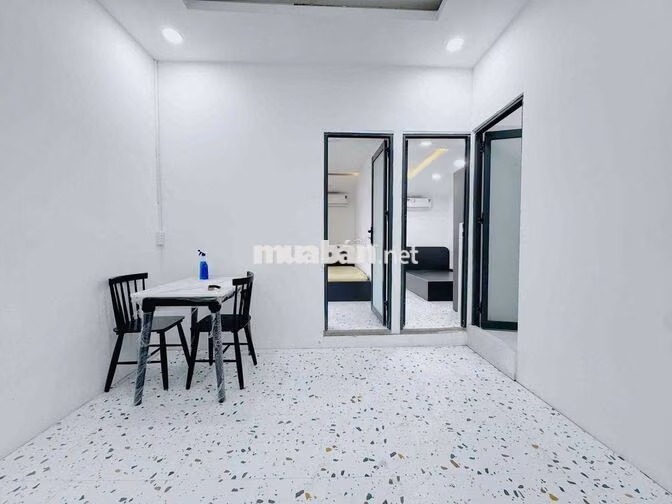 TRỐNG 2 CĂN DẠNG 2 PHÒNG NGỦ TRONG TOÀ, BAN CÔNG CỬA SỔ THOÁNG MÁT