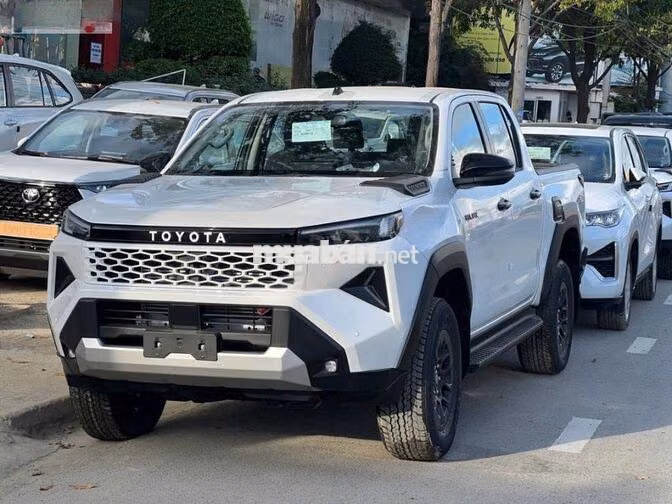 Toyota Hilux Pro 2.8L 4x2 AT 2026 Trắng