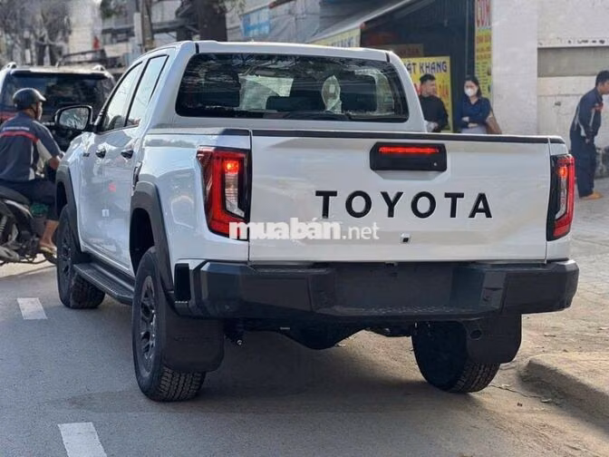 Toyota Hilux Pro 2.8L 4x2 AT 2026 Trắng