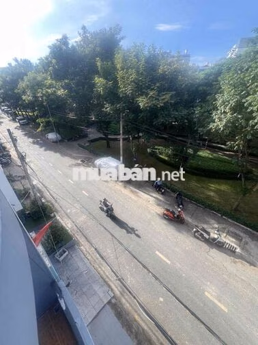 cho thuê nhà mặt tiền đối diện công viên kdc Bình Phú