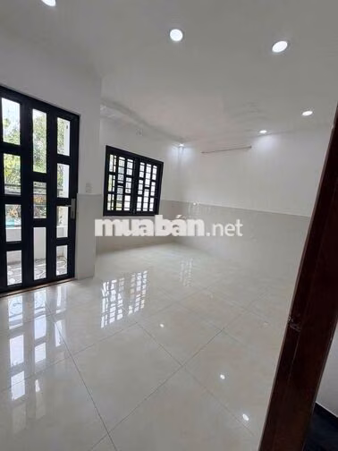 nhà 3 mới sạch sẽ 3 mặt tiền thoáng mát 
