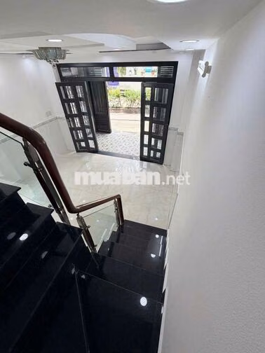 nhà 3 mới sạch sẽ 3 mặt tiền thoáng mát 