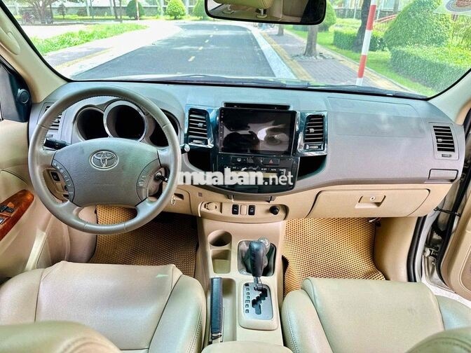 Toyota Fortuner 2010 Tự động Bạc 7 chỗ