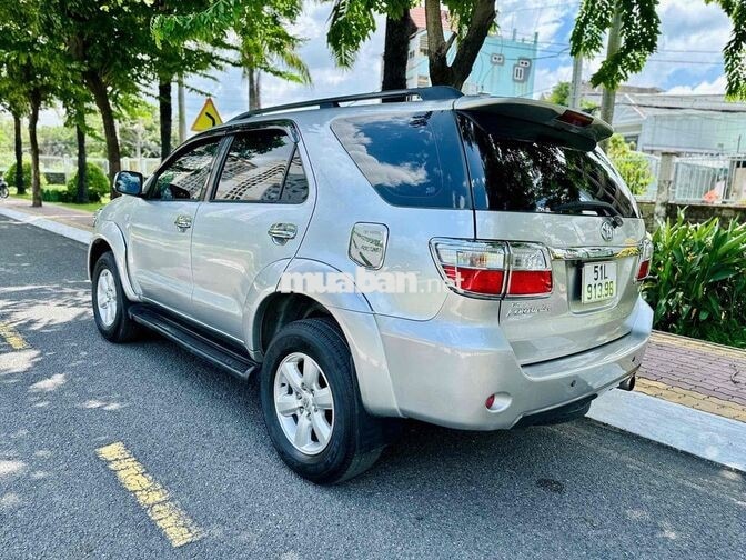 Toyota Fortuner 2010 Tự động Bạc 7 chỗ