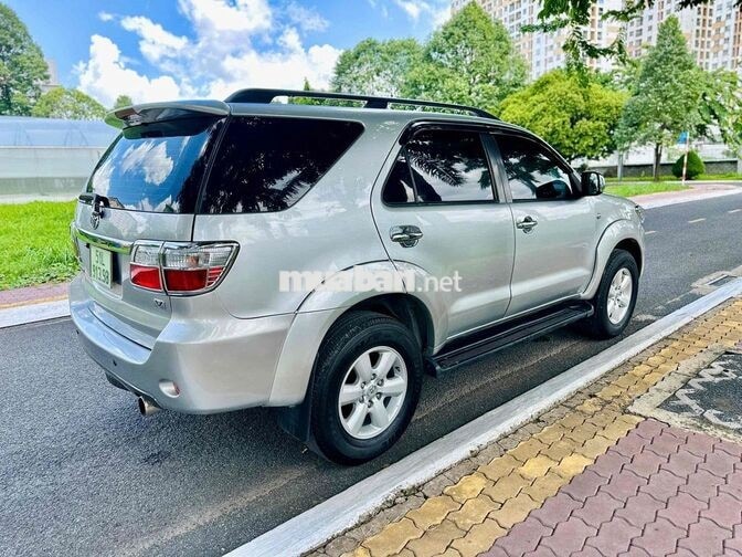 Toyota Fortuner 2010 Tự động Bạc 7 chỗ
