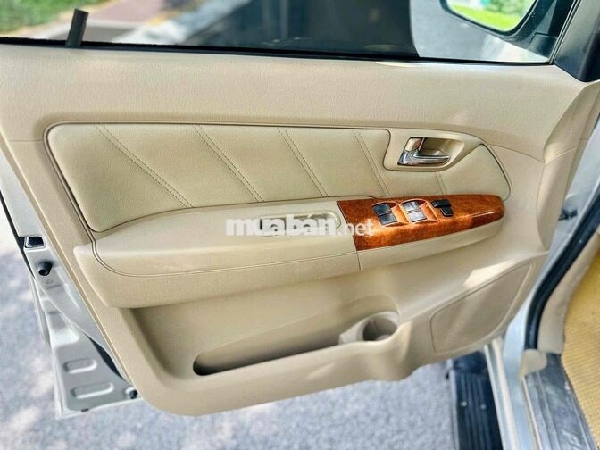 Toyota Fortuner 2010 Tự động Bạc 7 chỗ