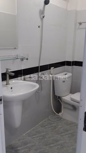 Cho Thuê nhà mặt tiền có máy nước nóng, máy lạnh