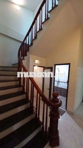 Cho thuê nhà đg ô tô tránh dt: 90m2- 6 p ngủ giá 9tr