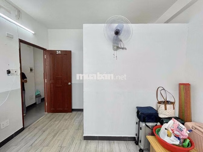Cho Thuê Phòng Cửa Sổ Lớn Thoáng Và Thang Máy Ngay Gần Đại Học Kinh Tế