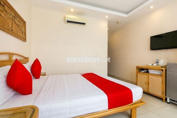 Tuyen Gap 01 NAM LỄ TÂN CA ĐÊM KHÁCH SẠN QUẬN 1
