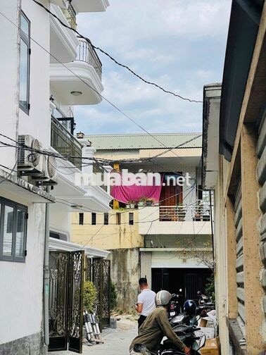 Nhà 3 Tầng Full nội thất sát Mặt tiền Phạm Văn Đồng Gía chỉ 3,7xx Tỷ.
