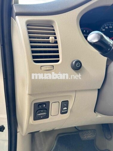 Toyota Innova 2.0G Tự động Bạc 72.000km