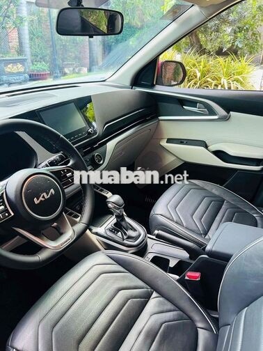 Kia Carens 7 chỗ Tự động màu Đỏ