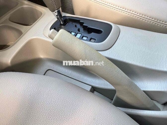 Toyota Innova 2.0G Tự động Bạc 72.000km
