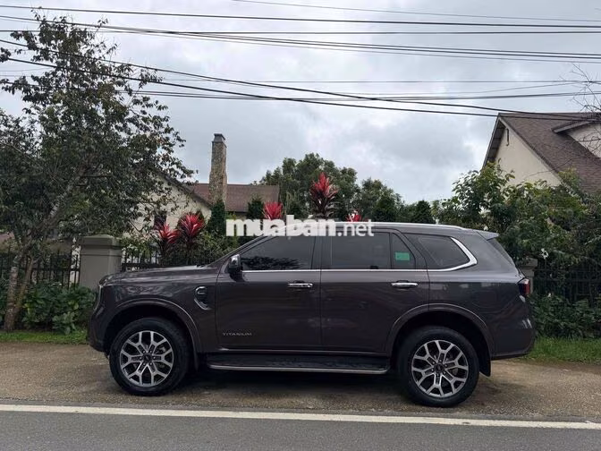 Ford Everest Titanium 4WD( 2 cầu ) 2023 Nâu 7 chỗ