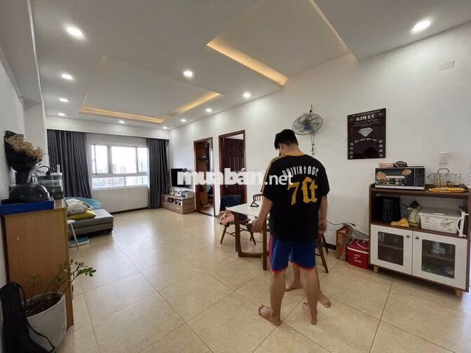 Gia đình cần bán căn hộ 2pn có sổ hồng chỉ 2,4 tỷ