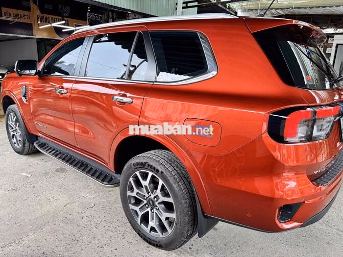 Ford Everest Titanium Plus 2023 2 cầu Tự động
