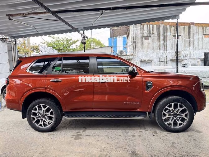 Ford Everest Titanium Plus 2023 2 cầu Tự động