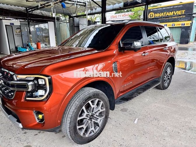 Ford Everest Titanium Plus 2023 2 cầu Tự động