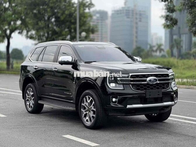 Ford Everest Titanium Plus 2.0L 4x4 AT 2025 Đen