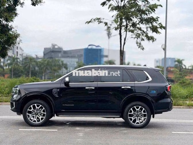 Ford Everest Titanium Plus 2.0L 4x4 AT 2025 Đen