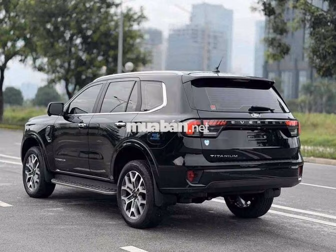 Ford Everest Titanium Plus 2.0L 4x4 AT 2025 Đen