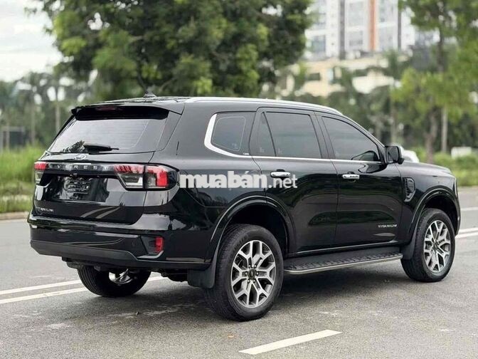 Ford Everest Titanium Plus 2.0L 4x4 AT 2025 Đen