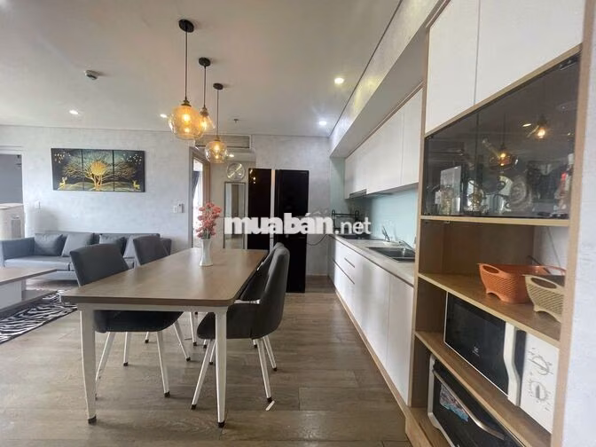 Cần bán căn góc Fhome 2pn tầng cao view đẹp ngay trung tâm thành phố