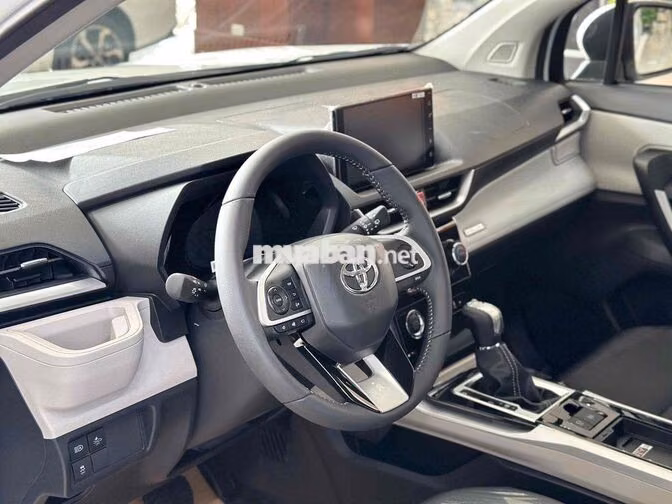 Toyota Veloz Cross Trắng 7 chỗ