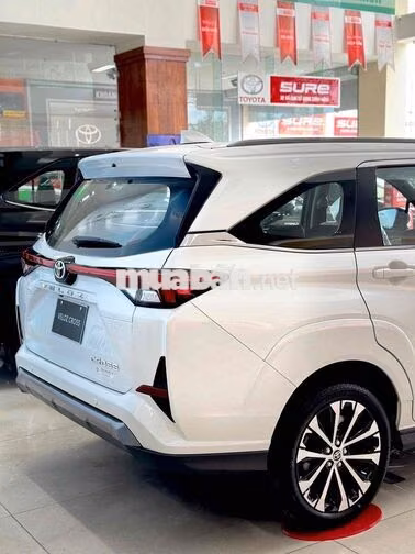 Toyota Veloz Cross Trắng 7 chỗ