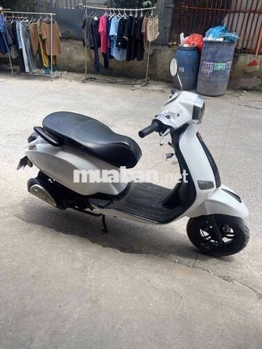 Victoria Vespa 50 2023 Trắng