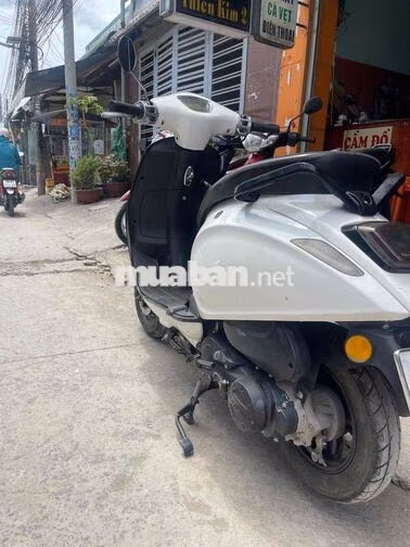 Victoria Vespa 50 2023 Trắng