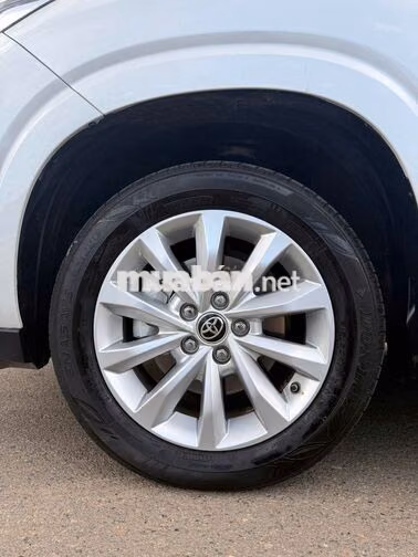 Toyota Innova Cross 2.0V 2026 Trắng ngọc trai