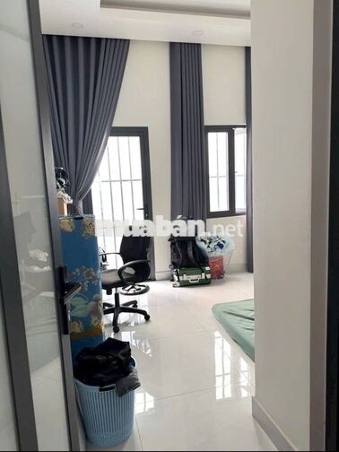 CHO THUÊ NHÀ ĐÚC 4 LẦU ĐƯỜNG THOẠI NGỌC HẦU 4 ,1 x 20 M : 5 PN, 4 Wc