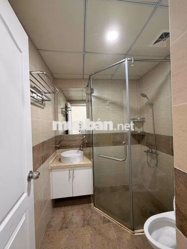 Cho thuê căn hộ 3 phòng ngủ chung cư Monarchy, Full nội thất, giá tốt