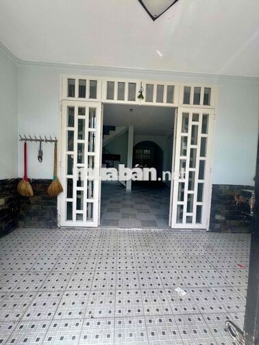 Cho Thuê Nhà Gần Chợ Đường DT 100m2 1Trệt 1Lầu 3Pn 2Wc Sân Xe Máy
