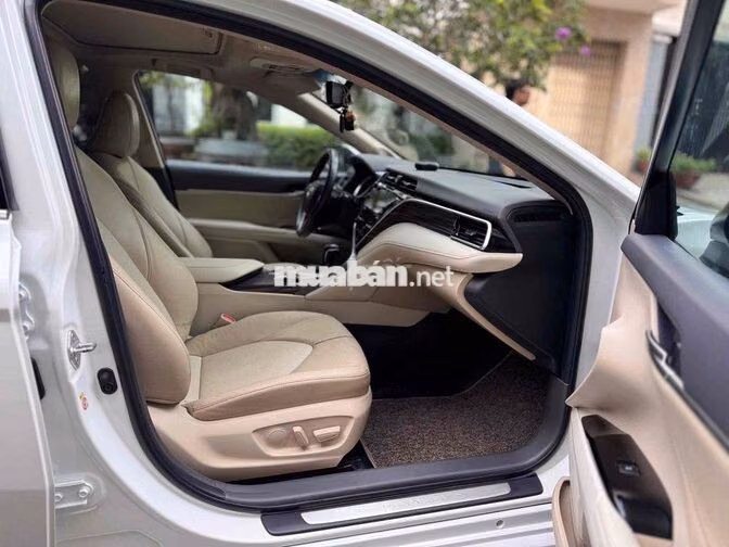 Toyota Camry 2019 Trắng 5 chỗ